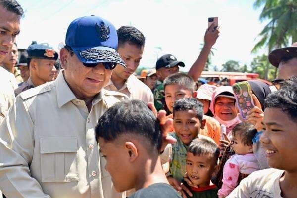 Prabowo Rayakan Malam Tahun Baru di Tapsel: Makan Bersama Pengungsi-Nonton Layar Tancap