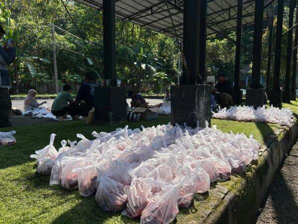 Daging Kurban Presiden Prabowo Disalurkan untuk Ratusan Warga Banjar Daging Kurban Presiden Prabowo Disalurkan untuk Ratusan Warga Banjar