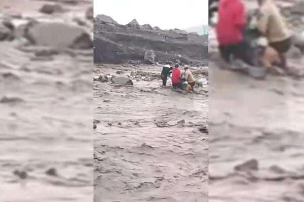 Menegangkan! Warga Nekat Terobos Banjir Lahar Semeru Nyaris Terseret di Sungai Regoyo