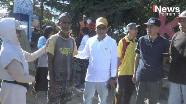 Dedikasi Tanpa Pamrih: Bupati Temui Warga Pengumpul Sampah Kayu di Pantai Bahari Selama Dua Tahun