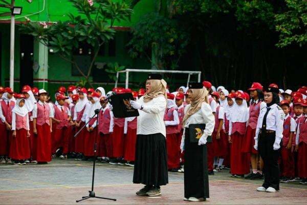 Momen Unik Wali Murid Jadi Petugas Upacara di SDN Jatimakmur 5 Bekasi, Peringati Hari Guru Momen Unik Wali Murid Jadi Petugas Upacara di SDN Jatimakmur 5 Bekasi, Peringati Hari Guru