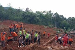 BNPB Terjunkan Ratusan Personel hingga Bawa Alat Berat Cari 20 Korban Longsor Cilacap