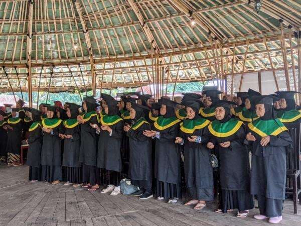 60 Kakek Nenek di Sekolah Lansia Purbalingga Wisuda, Makin Tangguh dan Mandiri Jalani Masa Tua