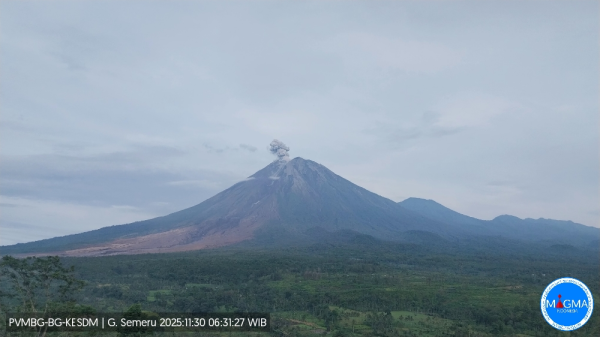 Gunung Semeru Alami Tiga Kali Erupsi Pagi Ini