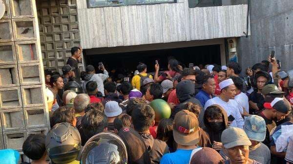 Deretan Patung Iron Man Dijarah di Rumah Ahmad Sahroni, Harganya Nyaris Setengah Miliar