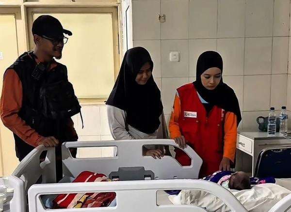 Kolaborasi Pemerintah-Relawan, Ibu dan Bayi Patah Tulang Dievakuasi ke RS dari Pengungsian Aceh Tamiang