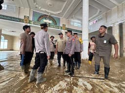 Kapolri Tinjau Pembersihan SD hingga Masjid Terdampak Bencana di Aceh Tamiang