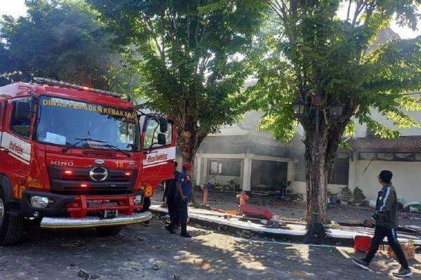 Ricuh! Gedung Setwan DPRD Solo Dibakar Massa Pendemo usai Bentrok dengan Polisi