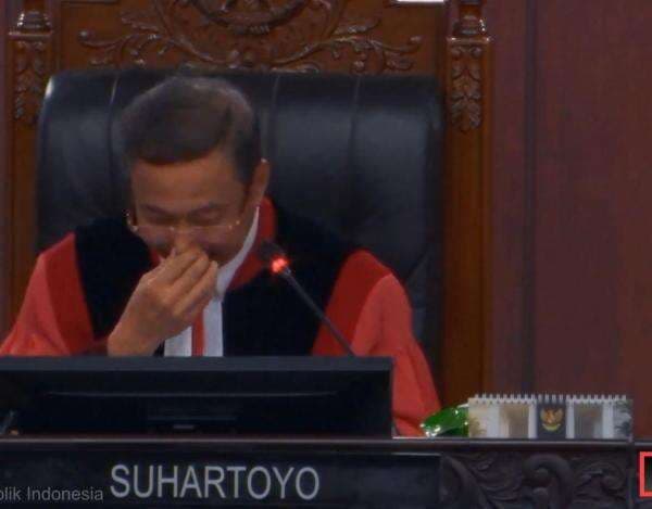Ketua MK Menangis saat Sidang Putusan Terakhir Bersama Arief Hidayat