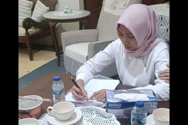 Eksklusif! Foto Istri Almarhum Arya Daru Pangayunan Teken Surat Kuasa ke Penasihat Hukum