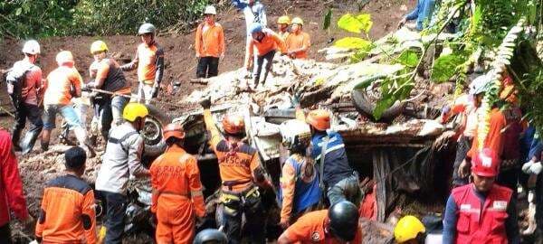 Tragedi Longsor Mojokerto: 10 Korban Tewas, Rombongan Keluarga Sidoarjo Berduka
