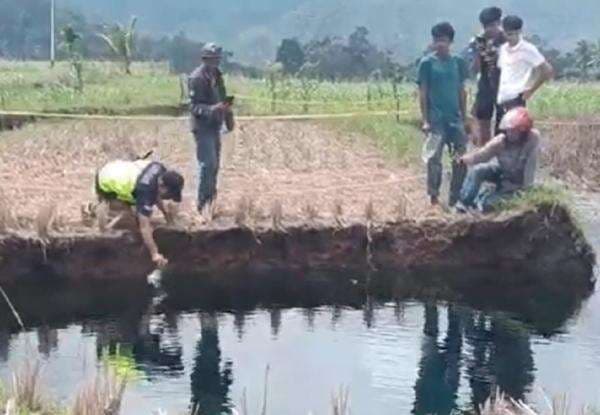 Sinkhole Berair Biru di Limapuluh Kota jadi Wisata Dadakan, Warga Ambil Air untuk Obat