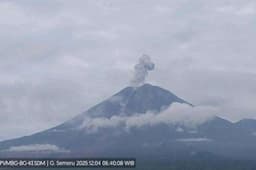 Gunung Semeru 2 Kali Meletus Pagi Ini, Muntahkan Abu Vulkanik 1.000 Meter