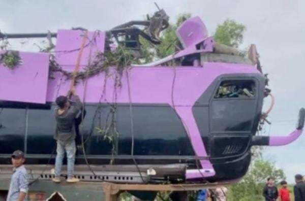Bus Sleeper Masuk Sungai Sedalam 5 Meter, 13 Orang Tewas 10 Hilang