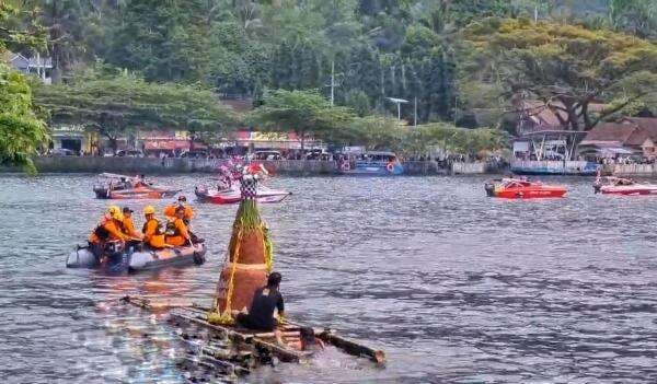 Masyarakat Adat Desa Ngebel Ponorogo Gelar Larung Sesaji di Telaga, Ini Maknanya