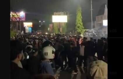 Demo Jogja Memanggil Memanas, Mobil di Polda DIY Dibakar Massa