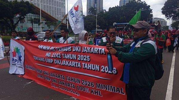 Tolak UMP Rp5,72 Juta, Ratusan Buruh Gelar Aksi di Medan Merdeka Selatan