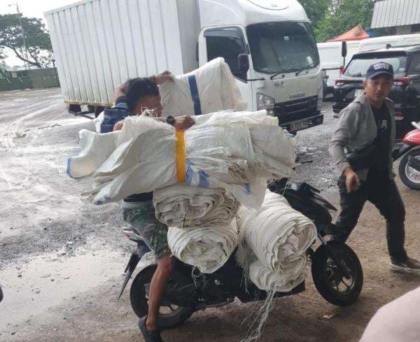 Viral! Sekelompok Orang Mengaku Ormas Palak Gudang Ekspedisi di Karawang