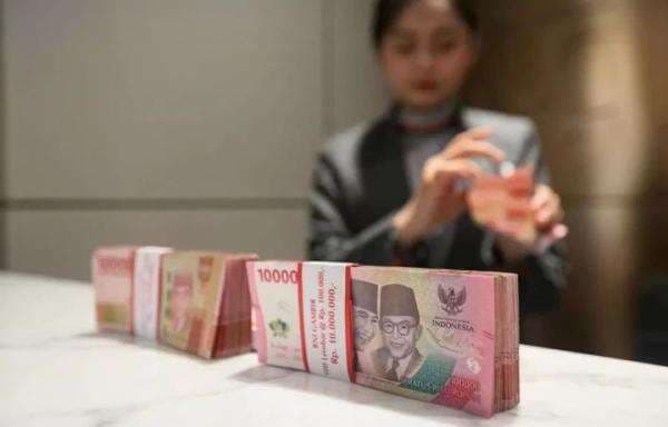 Rupiah Ditutup Melemah ke Rp16.877 per USD, Ini Sederet Sentimennya
