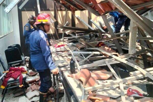 Bangunan SMK 1 Cileungsi Bogor Ambruk, 31 Siswa Dilarikan ke Rumah Sakit Bangunan SMK 1 Cileungsi Bogor Ambruk, 31 Siswa Dilarikan ke Rumah Sakit