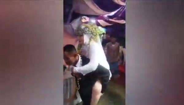 Viral Resepsi Pernikahan di Cengkareng, Pengantin Digendong Lewati Banjir 
