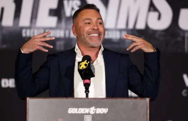 Tepuk Tangan Sindiran Oscar De La Hoya untuk Canelo dan Dana White