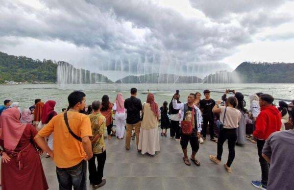 Libur Lebaran, Telaga Ngebel Ponorogo Dipadati Pengunjung Nonton Air Mancur Menari