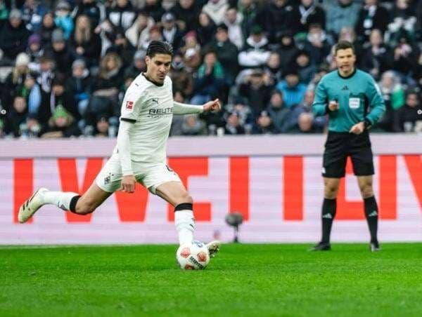 Tampil Sempurna, Kevin Diks Cetak Gol dan Jadi Pemain Terbaik saat Borussia Monchengladbach Gilas Augsburg