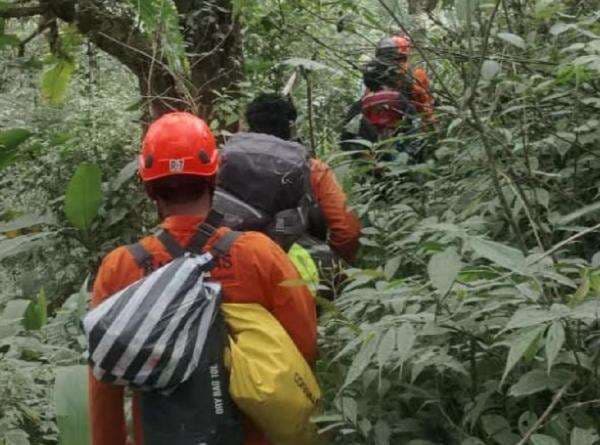 2 Pendaki Ilegal Gunung Semeru Masuk Jurang Dievakuasi, 1 Orang Masih Terjebak