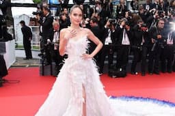 3 Foto Cinta Laura Kenakan Dress Ekor Panjang di Cannes Film Festival 2024, Terinspirasi Jalak Bali