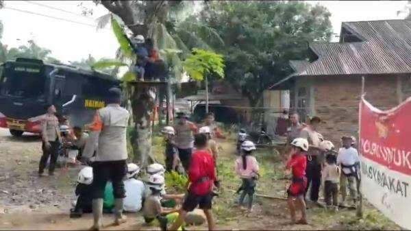 Polri Buatkan Flying Fox untuk Trauma Healing Anak Korban Bencana di Sumbar