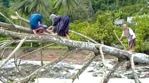 Emak-Emak di Kolut Nekat Merangkak di Pohon Seberangi Sungai Gegara Jembatan Ambruk, Ini Kata Wabup