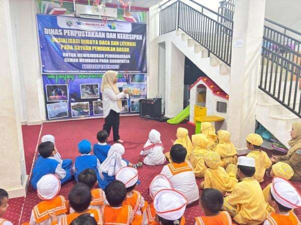 Anak-anak TK Antusias Ikuti Cerita Senangnya Menolong bersama Kak Yanti