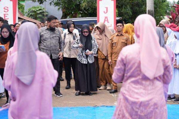 Tiba di Kampung Halaman, Husniah Talenrang Disambut Tari Kipas dan Tari Pattapi 