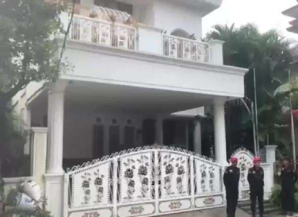 Rumah Hasto Kristiyanto di Taman Villa Kartini Bekasi Dijaga Satgas PDIP