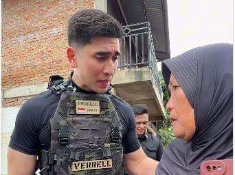 Terjun Langsung Bantu Korban Banjir Sumatera, Verrel Bramasta Tak Kuasa Menahan Tangis