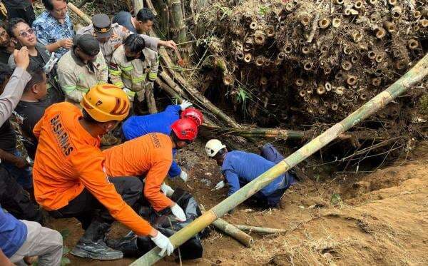 FOTO! Dramatis, Momen Tim SAR Evakuasi Jenazah Korban Longsor Bambu Magelang