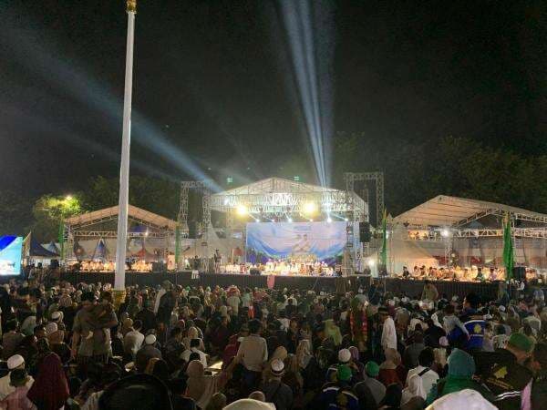 Karawang Mengaji, Bupati dan Ribuan Warga Gelar Doa Bersama dan Santuni Anak Yatim