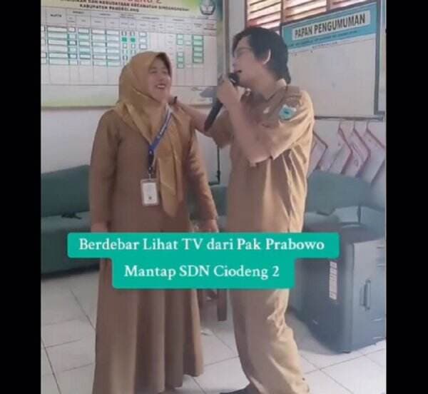 Viral! Guru Perempuan dan Kepala Sekolah SDN Karaoke Pakai Smart TV dari Presiden Viral! Guru Perempuan dan Kepala Sekolah SDN Karaoke Pakai Smart TV dari Presiden