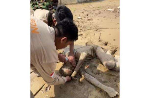 Viral Gerak Cepat Praja IPDN Selamatkan Warga Tergeletak Lemas dalam Lumpur di Aceh Tamiang