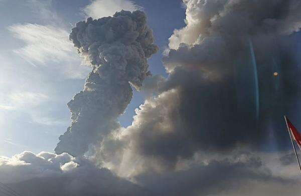 Letusan Dahsyat Gunung Lewotobi Laki-Laki, Jepang Kaji Potensi Tsunami ke Okinawa