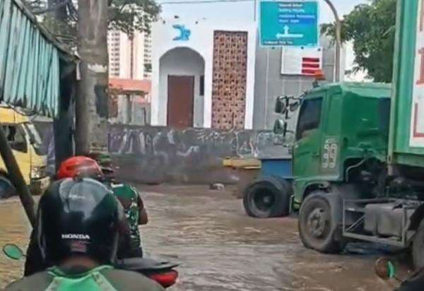 Tanggul Sunda Kelapa Jebol, Arus Lalu Lintas Penjaringan Macet Parah