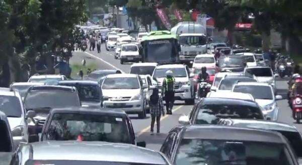 Lebaran Idul Fitri 2025, Jalur Jombang-Nganjuk Padat Kendaraan Imbas Penyempitan Jalan