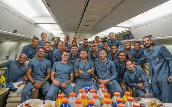 Unik, Pesawat Timnas Brasil &lsquo;Dibaptis&rsquo; di Bandara Rio de Janeiro Jelang Piala Dunia 2026
