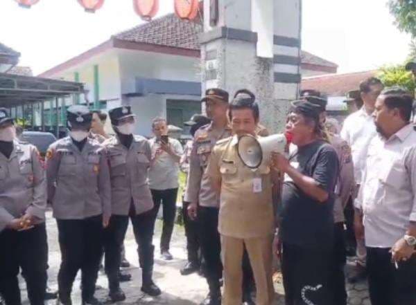 Pendemo di Jombang Tuding Dinas Pemberdayaan Masyarakat Desa Sarang Korupsi, Begini Responsnya Pendemo di Jombang Tuding Dinas Pemberdayaan Masyarakat Desa Sarang Korupsi, Begini Responsnya