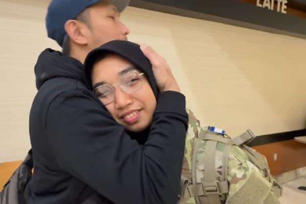Momen Haru Orang Tua asal Indonesia Antar Putrinya Tugas Jadi Tentara AS
