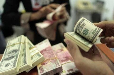 Rupiah Ditutup Melemah ke Rp16.751 per USD, Ini Sederet Sentimennya
