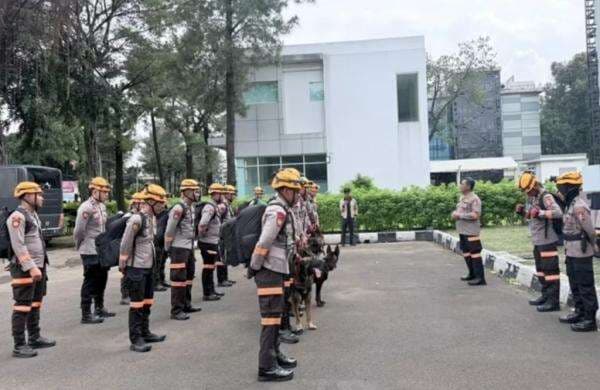 Polda Jabar Kerahkan Anjing K-9 untuk Percepat Cari Korban Longsor Cisarua Bandung Barat