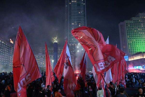 Rayakan HUT Ke-97 Persija Jakarta, Ribuan The Jakmania Tumpah Ruah di Bundaran HI!