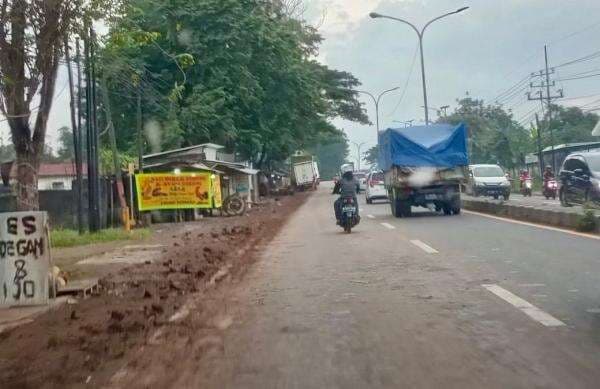 Ceceran Tanah Proyek Pabrik Cemari Jalan Surabaya–Malang, Pengendara Resah